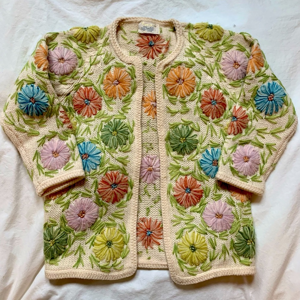 BEAUTIFUL RARE Vintage 100% wool embroidered flowers sweater /cardigan